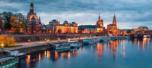 Kutsal Üçlü 'nün Katedrali, Hofkirche, Bruehl' s Terrace ya da Avrupa Balkonu 'nun inanılmaz manzarası. Dresden, Saksonya, Almanya ve Avrupa 'daki Elbe Nehri' nde dramatik sonbahar günbatımı.