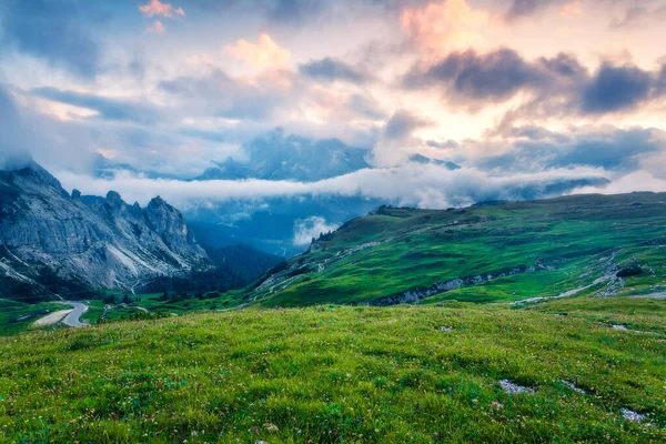 Nádherný Letní Výhled Pohoří Gruppo Del Cristallo Ranní Mlze Dramatický — Stock fotografie