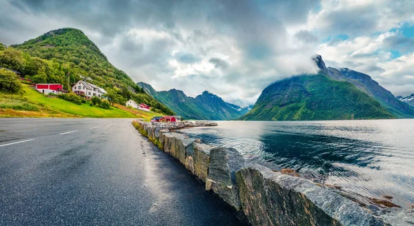 Hjorundfjorden Fiyortu Orsta Belediyesi More Romsdal Ilçesi Kasvetli Sabah Sahnesi — Stok fotoğraf