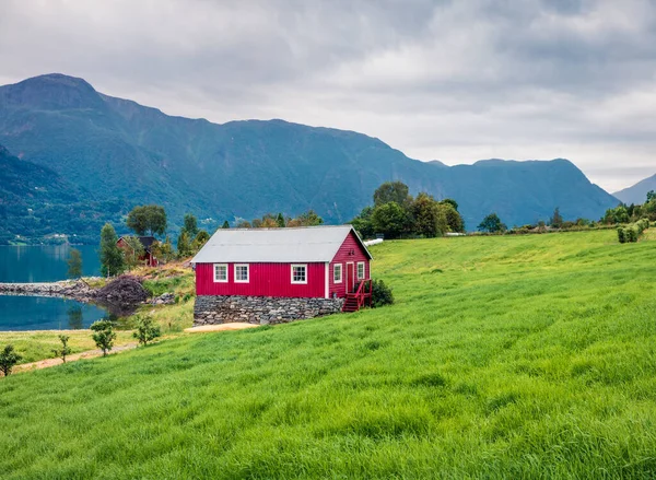 Tipik Norveç Kırsalında Kırmızı Boyalı Duvarlı Manzarası Norveç Avrupa Bulutlu — Stok fotoğraf