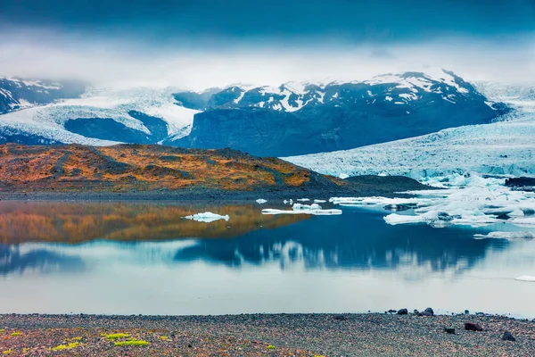 在Fjallsarlon冰川泻湖上漂浮着冰盒位于冰岛东南部的Vatnajokull国家公园 阳光灿烂的早晨 自然美概念背景 — 图库照片
