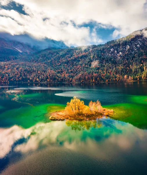从无人驾驶飞机上看到的以祖格斯皮策山脉为背景的Eibsee湖的壮观的晨景 巴伐利亚阿尔卑斯山华丽的秋天风景 自然美概念背景 — 图库照片