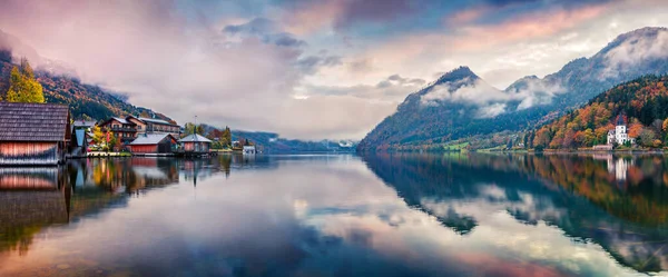 Туманный Осенний Рассвет Озере Грундлзее Впечатляющая Утренняя Панорама Австрийского Городка — стоковое фото