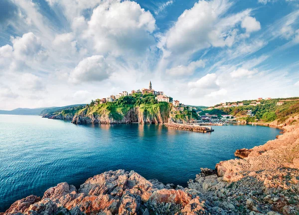 Incrível Paisagem Urbana Matinal Cidade Vrbnik Perfeita Paisagem Marinha Verão — Fotografia de Stock