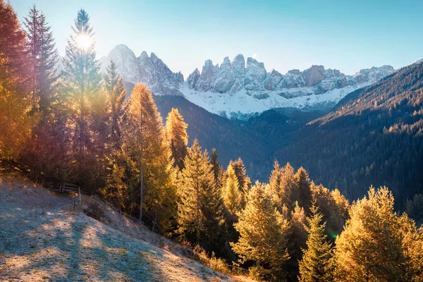 GeislerまたはOdle Dolomites Groupの前のSanta Maddalena村の丘の素晴らしい朝の景色 ドロマイトアルプス イタリア ヨーロッパのカラフルな秋のシーン 田舎のコンセプトの背景の美しさ — ストック写真
