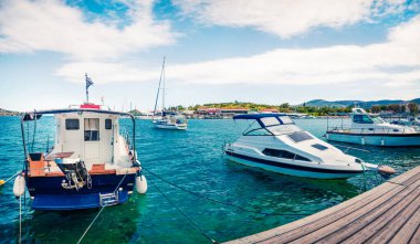 Porto Rafti limanının parlak bahar manzarası. Yunanistan, Ege Denizi 'nin güneşli sabah deniz manzarası. Seyahat konsepti arka planı.