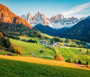 Geisler veya Odle Dolomites Grubu 'nun önündeki Santa Magdalena köyünün heyecanlı akşam manzarası. Dolomite Alpleri, İtalya ve Avrupa 'da renkli sonbahar günbatımı. Kırsal konseptin güzelliği.