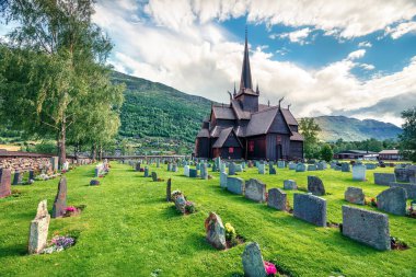 Lom stave kilisesinin (Lom Stavkyrkje) muhteşem yaz manzarası. Norveç kırsalının güneşli sabah manzarası, Lom belediyesinin idari merkezi - Fossbergom, Norveç, Avrupa.