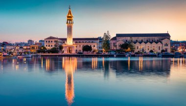 Zakynthos şehrinde resimli bahar günbatımı. Belediye binası ve Aziz Dionysios Kilisesi, İyon Denizi, Zakynthos Adası, Yunanistan ve Avrupa 'nın harika akşam manzarası. Seyahat konsepti arka planı