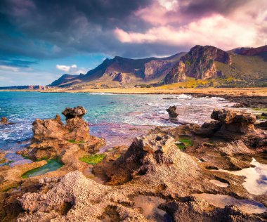 Doğa koruma alanı Monte Cofano 'da renkli bahar sahnesi. San Vito Burnu, Akdeniz 'de güneşli bir sabah. Sicilya, İtalya, Avrupa. 