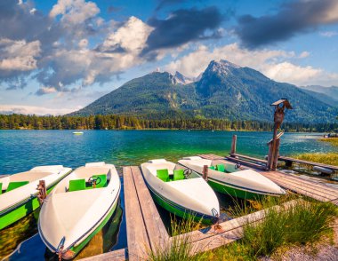 Hintersee Gölü 'nde beyaz zevkli Coloradol yaz sahnesi. Avusturya Alpleri 'nde güneşli bir sabah sahnesi. Salzburg-Umgebung, Avusturya, Avrupa.
