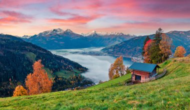 Zell Gölü 'nün muhteşem sabah sahnesi. Avusturya 'nın Zell am See şehrinin büyük sonbahar gündoğumu manzarası, Salzburg şehrinin güneyinde. Doğa konseptinin güzelliği.