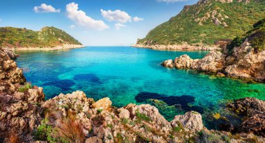 Pirates Bay, Porto Timoni, Afionas köyünün muhteşem bahar manzarası. İyon Denizi 'nin güzel deniz manzarası. Korfu adası, Yunanistan, Avrupa 'nın renkli açık hava manzarası. Seyahat konsepti arka planı