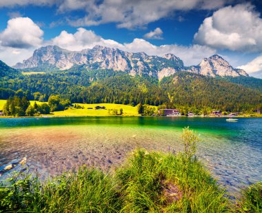 Hintersee gölünde güzel bir yaz sabahı. Avusturya Alpleri, Salzburg-Umgebung bölgesi, Avusturya, Avrupa 'da renkli bir açık hava sahnesi. İşlenmiş fotoğraf sonrası sanatsal stil.