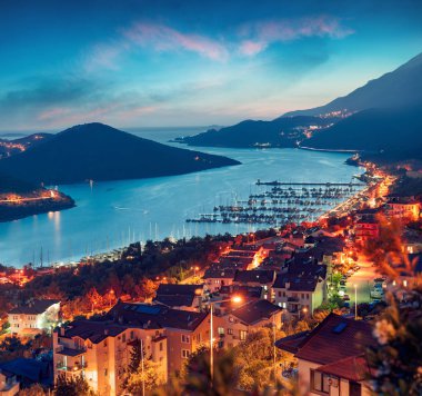 Antalya 'nın Antalya ilçesi Kas şehrinin kuş bakışı görüntüsü, Asya. Küçük Akdeniz yat ve turist kasabasında renkli bir bahar günbatımı. Seyahat konsepti arka planı