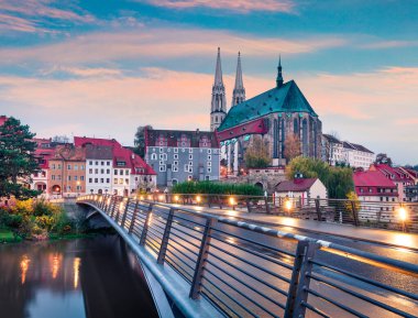 Polonya sınırındaki Aziz Peter ve Pauls Kilisesi 'nin muhteşem gündoğumu manzarası. Gorlitz 'in renkli sonbahar şehri, Doğu Almanya, Avrupa. Seyahat konsepti arka planı.