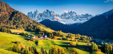 Geisler veya Odle Dolomites Grubu 'nun önündeki Santa Magdalena köyünün muhteşem manzarası. Dolomite Alpleri, İtalya ve Avrupa 'da renkli sonbahar günbatımı. Kırsal konseptin güzelliği