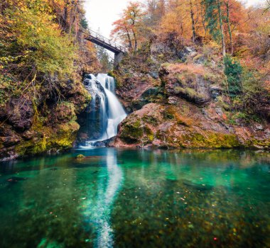 Vintgar Vadisi Kanyonu 'ndaki devasa şelale manzarası. Triglav Ulusal Parkı, Julian Alps, Slovenya, Avrupa 'nın güzel sonbahar sahnesi. Doğa konseptinin güzelliği