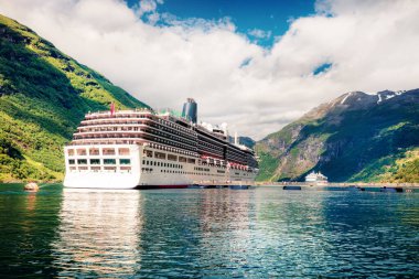 Norveç 'in batısındaki Geiranger limanının inanılmaz yaz manzarası. Sunnylvsfjorden fiyordunun muhteşem manzarası. Seyahat konsepti geçmişi. İşlenmiş fotoğraf sonrası sanatsal stil.