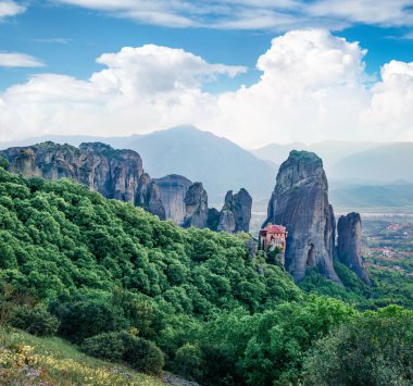 Kaya sütunlarının üzerine inşa edilmiş ve Dünya Mirası olarak listelenen ünlü Doğu Ortodoks manastırlarının büyüleyici manzarası. Kalabaka 'nın yeri, Yunanistan, Avrupa' nın şaşırtıcı bahar manzarası.