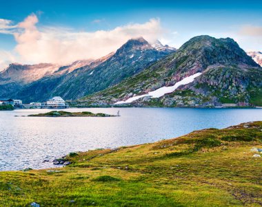 Grimselpass 'ın tepesindeki Totensee Gölü' nde renkli bir yaz akşamı. İsviçre Alpleri, Bern Kantonu, İsviçre, Avrupa 'da güneşli bir açık hava sahnesi. İşlenmiş fotoğraf sonrası sanatsal stil.