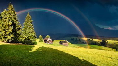 Compaccio köyünün arka planında devasa gökkuşağı olan etkileyici bir akşam manzarası, Seiser Alm veya Alpe di Siusi konumu, Bolzano, Güney Tyrol, İtalya, Avrupa. Dolomiti Alpleri 'nin renkli yaz manzarası.