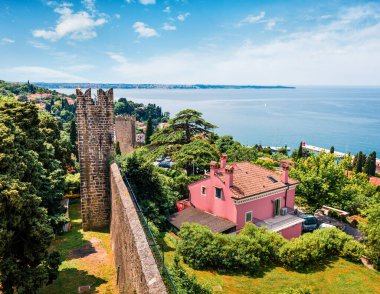 Piran 'ın güneşli bahar manzarası. Adriyatik Denizi 'nin muhteşem deniz manzarası. Slovenya, Avrupa 'nın güzel şehirleri. Seyahat konsepti geçmişi. Muhteşem Akdeniz manzarası.