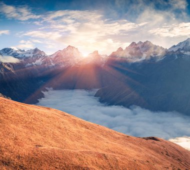 Ünlü Koruldi göllerinin yakınlarındaki renkli sonbahar manzarası. Kafkasya dağlarında güneşli bir sabah manzarası, Yukarı Svaneti, Gürcistan, Avrupa. İşlenmiş fotoğraf sonrası sanatsal stil.