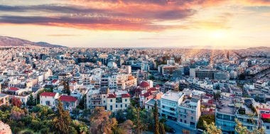 Atina 'nın renkli akşam manzarası, Yunanistan' ın başkenti, Avrupa. Büyük yoğunlukta fantastik bir bahar günbatımı. Seyahat konsepti geçmişi. İşlenmiş fotoğraf sonrası sanatsal stil.