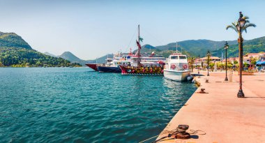 Nydri Limanı 'nın güzel bahar manzarası. İyon Denizi 'nin renkli sabah deniz manzarası. Lefkada Adası, Yunanistan, Avrupa 'nın açık hava manzarası. Seyahat konsepti arka planı