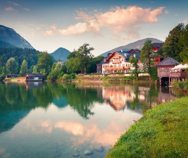 Gessl köyünde güneşli bir sabah. Grundlsee Gölü 'nün renkli yaz manzarası, Styria' nın Liezen Bölgesi, Avusturya, Alpler. Avrupa. İşlenmiş fotoğraf sonrası sanatsal stil.