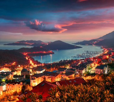 Antalya 'nın Antalya ilçesi Kas şehrinin kuş bakışı görüntüsü, Asya. Küçük Akdeniz yat ve turist kasabasında renkli bahar günbatımı.