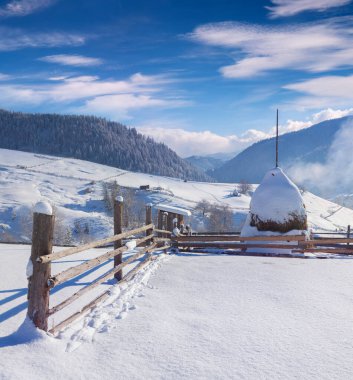 Karpat köyündeki parlak kış manzarası. Renkli açık hava sahnesi, mutlu yeni yıl kutlaması konsepti. İşlenmiş fotoğraf sonrası sanatsal stil.