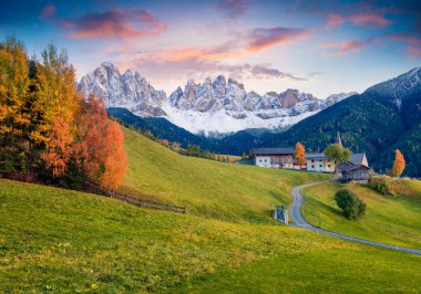 Geisler veya Odle Dolomites Grubu 'nun önündeki Santa Maddalena köyünün muhteşem manzarası. Dolomite Alpleri, İtalya ve Avrupa 'da renkli sonbahar günbatımı. İşlenmiş fotoğraf sonrası sanatsal stil.