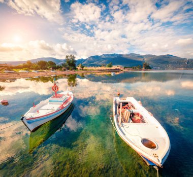 Küçük balıkçı kasabasında güneşli bir bahar sahnesi. Mikrovivos. Ege Denizi 'nin muhteşem sabah deniz manzarası. Kırsal konseptin güzelliği, Yunanistan, Avrupa. İşlenmiş fotoğraf sonrası sanatsal stil.