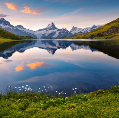 Wetterhorn zirvesi Bachsee Gölü 'nün su yüzeyine yansıdı. Bernese Oberland Alplerinde renkli yaz gündoğumu, Grindelwald konumu, Innertkirchen, İsviçre, Avrupa.