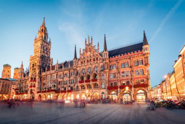 Marienplatz 'ın harika akşam manzarası - St. Peter' s kilisesi, iki şehir salonu ve oyuncak müzesi, Münih, Bavyera, Almanya, Avrupa.