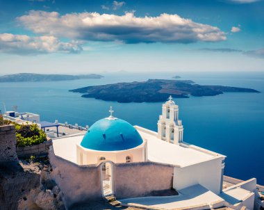 Santorini adasının güneşli sabah manzarası. Ünlü Yunan tatil beldesi Fira, Yunanistan, Avrupa 'nın resimli bahar sahnesi. Seyahat konsepti arka planı.