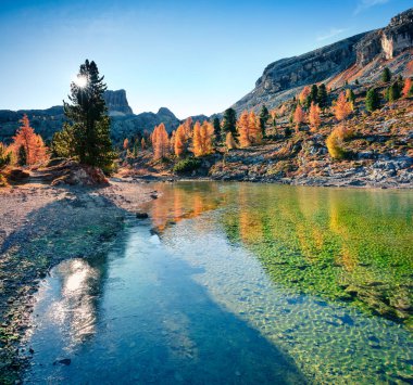 Limides Gölü 'nün muhteşem manzarası. Dolomite Alplerinde renkli bir sonbahar sabahı, Falzarego geçidi, Cortina d 'Ampezzo lacattion, İtalya, Avrupa. İşlenmiş fotoğraf sonrası sanatsal stil.