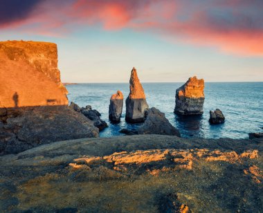 Popüler turistik ilgi odağı Valahnukamol Körfezi 'nde etkileyici bir gün batımı. İzlanda, Avrupa 'nın harika bir akşam manzarası. Seyahat konsepti arka planı.