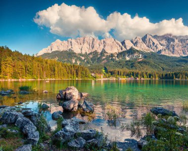 Zugspitze sıradağlarıyla Eibsee Gölü 'nde güneşli bir yaz sabahı. Alman Alpleri, Bavyera, Garmisch-Partenkirchen köyü, Almanya, Avrupa 'da muhteşem bir açık hava sahnesi. İşlenmiş fotoğraf sonrası sanatsal stil
