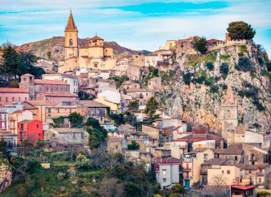 Novara di Sicilya şehrinin çekici sabah manzarası. Sicilya, İtalya ve Avrupa 'da büyüleyici bir bahar gündoğumu. Akdeniz ülkelerinin güzel dünyası. Seyahat konsepti arka planı.