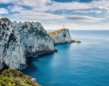 Cape Lefkatas 'ın eski deniz feneriyle sabah manzarası heyecan verici. İyon Denizi 'nin renkli bahar deniz manzarası. Lefkada Adası, Yunanistan, Avrupa 'nın güzel doğa manzarası. Doğa konseptinin güzelliği