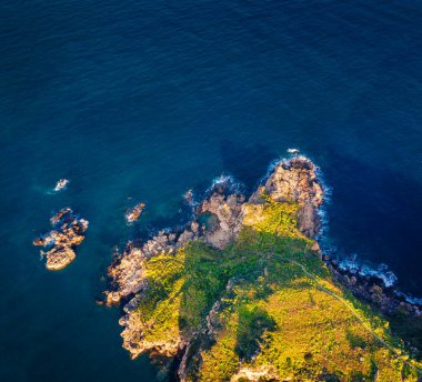 Uçan İHA 'nın görüntüsü. Popüler turizm merkezi Venüs Havuzu 'nun renkli sabah manzarası. Milazzo Yarımadası, Sicilya, İtalya, Avrupa 'nın resimli bahar sahnesi. Doğa konseptinin güzelliği.
