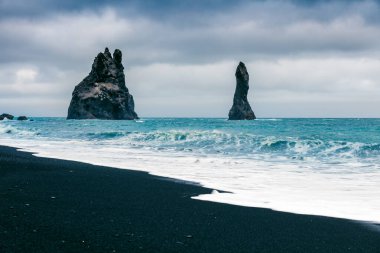 Atlantik Okyanusu 'ndaki Reynisdrangar kayalıklarının muhteşem deniz manzarası. Güney İzlanda 'da renkli bir yaz sabahı, Vic Köyü, Avrupa. Instagram filtresi ayarlandı. Doğa konseptinin güzelliği