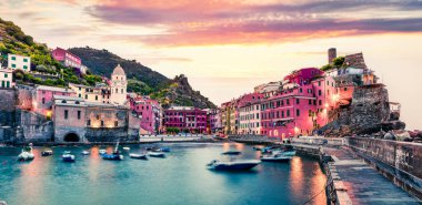Cinque Terre bölgesi - Vernazza yapmak beş kentlerinden biri. Liguria, İtalya, Avrupa'nın büyük bahar gündoğumu. Akdeniz'in muhteşem deniz manzarası. Kavram arka plan seyahat.