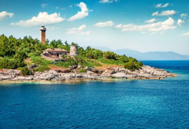 Eski Venedik deniz fenerinin renkli panoramik manzarası. İyon Denizi 'nin sabah deniz manzarası. Kefalonia adası, Fiskardo köyü, Yunanistan, Avrupa 'nın muhteşem açık hava manzarası. Seyahat konsepti arka planı.