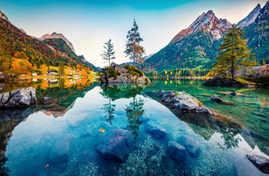 Arka planda Hochkalter zirvesi olan Hintersee Gölü 'nün şaşırtıcı sonbahar manzarası, Almanya, Avrupa. Bavyera Alpleri 'nin sakin sabah manzarası. Doğa konseptinin güzelliği.