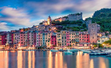 Portovenere kasabasında muhteşem bir gün doğumu. Akdeniz 'in, Liguria' nın, La Spezia 'nın, İtalya' nın, Avrupa 'nın pitoresk bahar deniz manzarası. Seyahat konsepti arka planı.