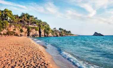 Platis Gialos Plajı 'nın renkli akşam manzarası. İyon Denizi 'nin çekici bahar deniz manzarası. Kefalonia adası, Argostolion kasabası, Yunanistan, Avrupa 'nın heyecan verici açık hava manzarası. Seyahat konsepti arka planı